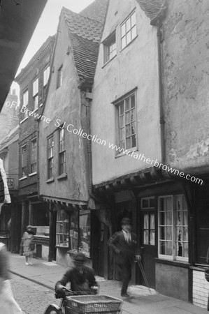 OLD YORK :MARGARET CLITHEROW'S HOUSE ENTRANCE TO YARD